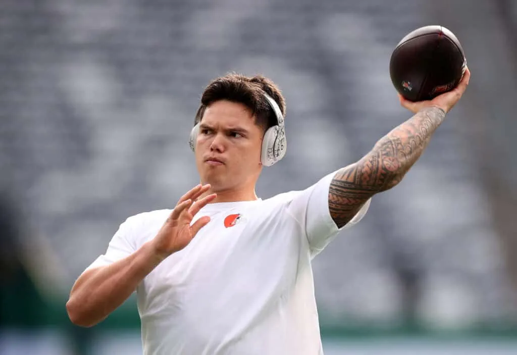 EAST RUTHERFORD, NEW JERSEY - NOVEMBER 09: Dillon Gabriel #8 of the Cleveland Browns warms up prior to the game against the New York Jets at MetLife Stadium on November 09, 2025 in East Rutherford, New Jersey.