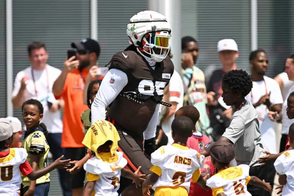 BEREA, OHIO - JULY 28: David Njoku #85 of the Cleveland Browns celebrates with fans during Cleveland Browns training camp at CrossCountry Mortgage Campus on July 28, 2025 in Berea, Ohio