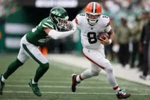 EAST RUTHERFORD, NEW JERSEY - NOVEMBER 09: Dillon Gabriel #8 of the Cleveland Browns runs the ball against Isaiah Oliver #26 of the New York Jets during the first half in the game at MetLife Stadium on November 09, 2025 in East Rutherford, New Jersey.