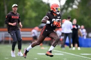 BEREA, OHIO - JUNE 10: David Njoku #85 of the Cleveland Browns catches a pass during Cleveland Browns mandatory minicamp at CrossCountry Mortgage Campus on June 10, 2025 in Berea, Ohio.