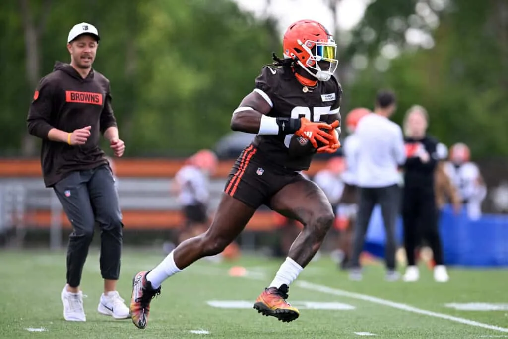 BEREA, OHIO - JUNE 10: David Njoku #85 of the Cleveland Browns catches a pass during Cleveland Browns mandatory minicamp at CrossCountry Mortgage Campus on June 10, 2025 in Berea, Ohio.