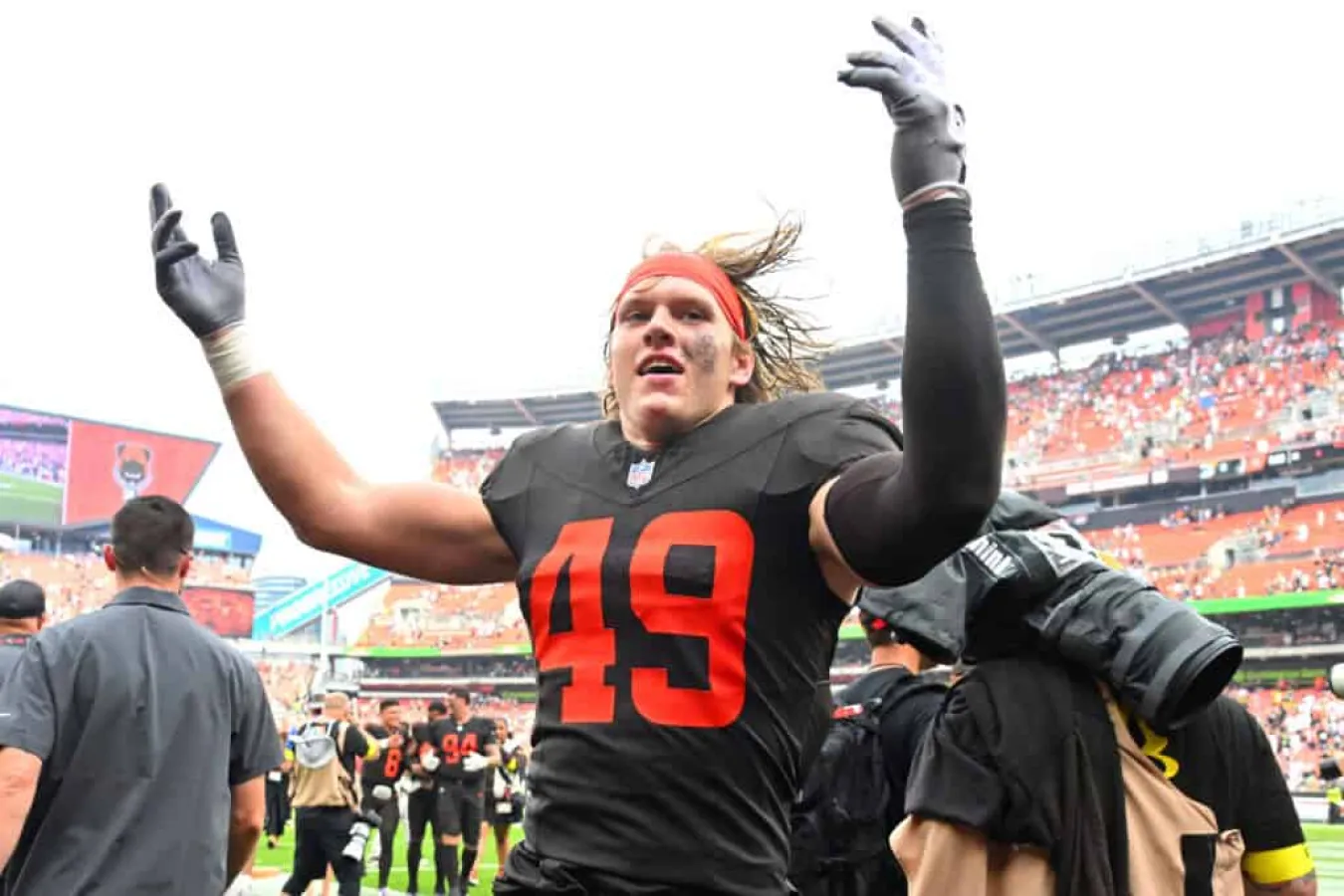 CLEVELAND, OHIO - SEPTEMBER 21: Carson Schwesinger #49 of the Cleveland Browns runs off the field after defeating the Green Bay Packers 13-10 at Huntington Bank Field on September 21, 2025 in Cleveland, Ohio.