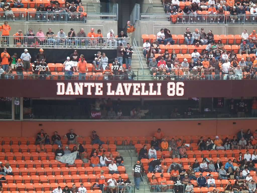 Dante Lavelli or Gary Collins - Who's the best to wear No. 86