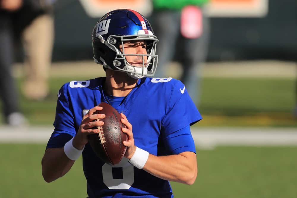 New York Giants quarterback Daniel Jones (8) looks to pass during the game against the New York Giants and the Cincinnati Bengals on November 29, 2020, at Paul Brown Stadium in Cincinnati, OH.