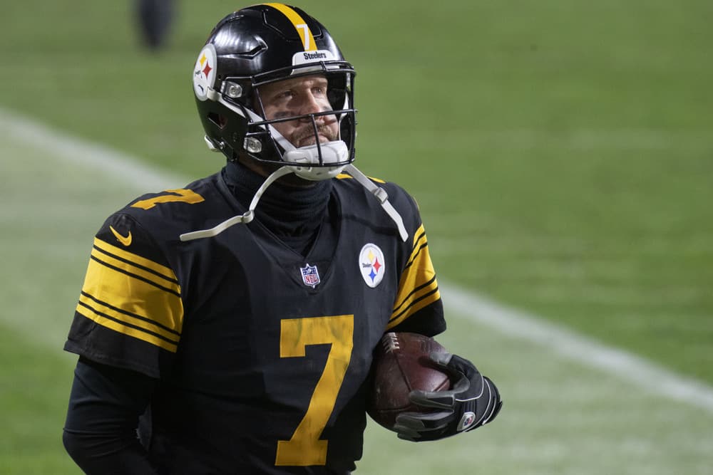 Pittsburgh Steelers quarterback Ben Roethlisberger (7) looks up at the stands and holds on to the game ball as he leaves the field after the game between the Baltimore Ravens and Pittsburgh Steelers on December 02, 2020 at Heinz Field in Pittsburgh, PA. 