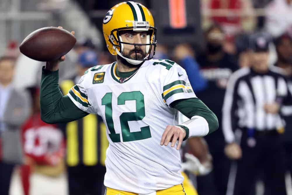 aaron rodgers throwing football