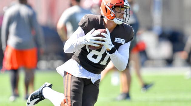 Tight end Austin Hooper #81 of the Cleveland Browns works out during training camp on August 18, 2020 at the Browns training facility in Berea, Ohio.