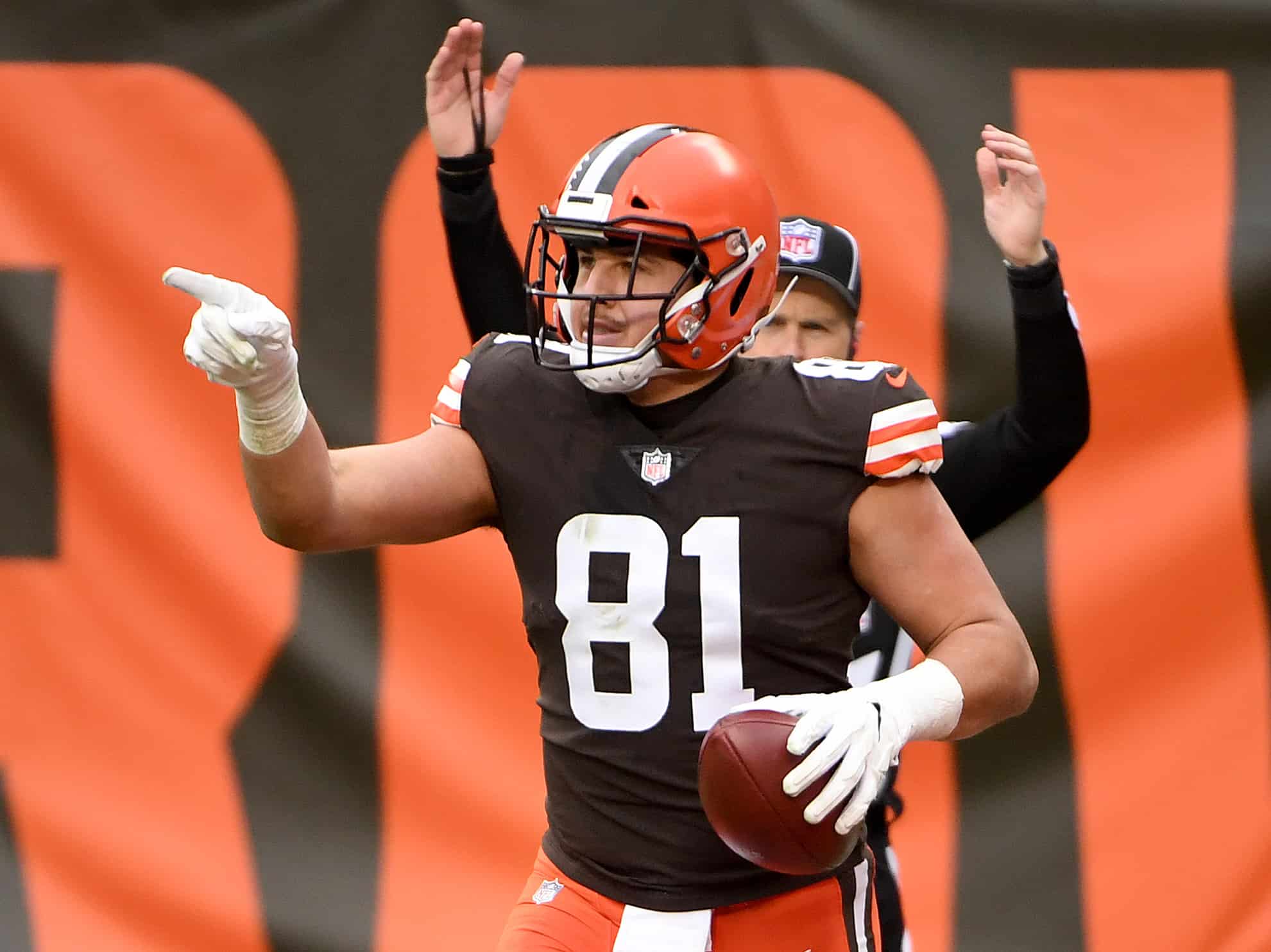 Austin Hooper #81 of the Cleveland Browns reacts after his touchdown against the Pittsburgh Steelers in the third quarter at FirstEnergy Stadium on January 03, 2021 in Cleveland, Ohio.