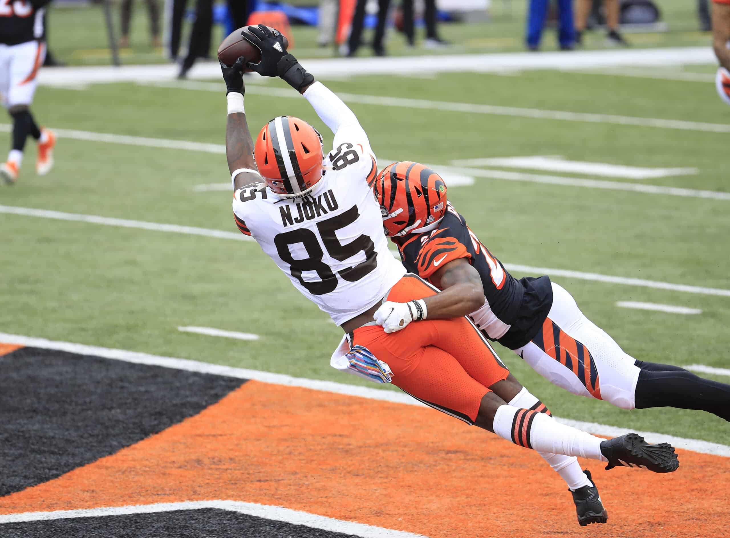 David Njoku #85 of the Cleveland Browns makes a touchdown reception against the Cincinnati Bengals during the second half at Paul Brown Stadium on October 25, 2020 in Cincinnati, Ohio.