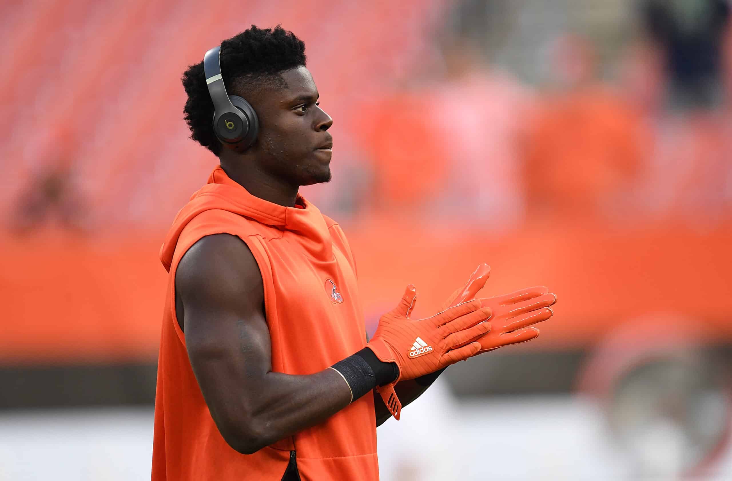 David Njoku #85 of the Cleveland Browns warms up prior to the game against the New York Jets at FirstEnergy Stadium on September 20, 2018 in Cleveland, Ohio.