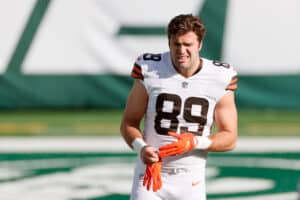 Stephen Carlson #89 of the Cleveland Browns warms up prior to their game against the New York Jets at MetLife Stadium on December 27, 2020 in East Rutherford, New Jersey.