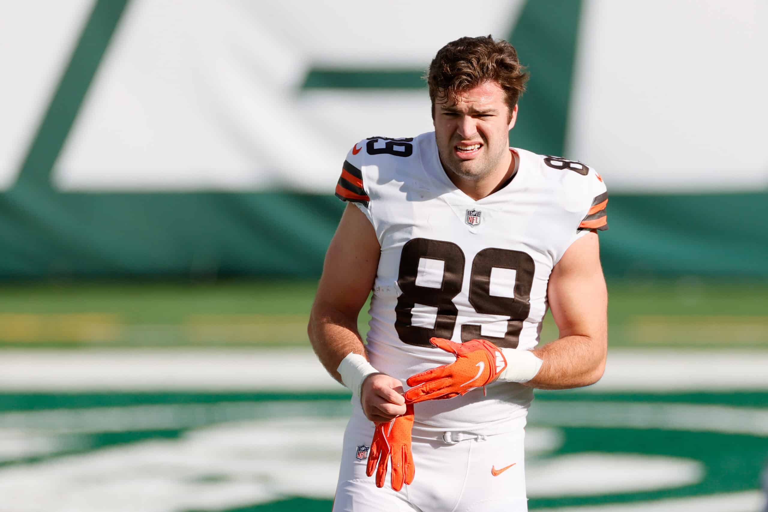 Stephen Carlson #89 of the Cleveland Browns warms up prior to their game against the New York Jets at MetLife Stadium on December 27, 2020 in East Rutherford, New Jersey.