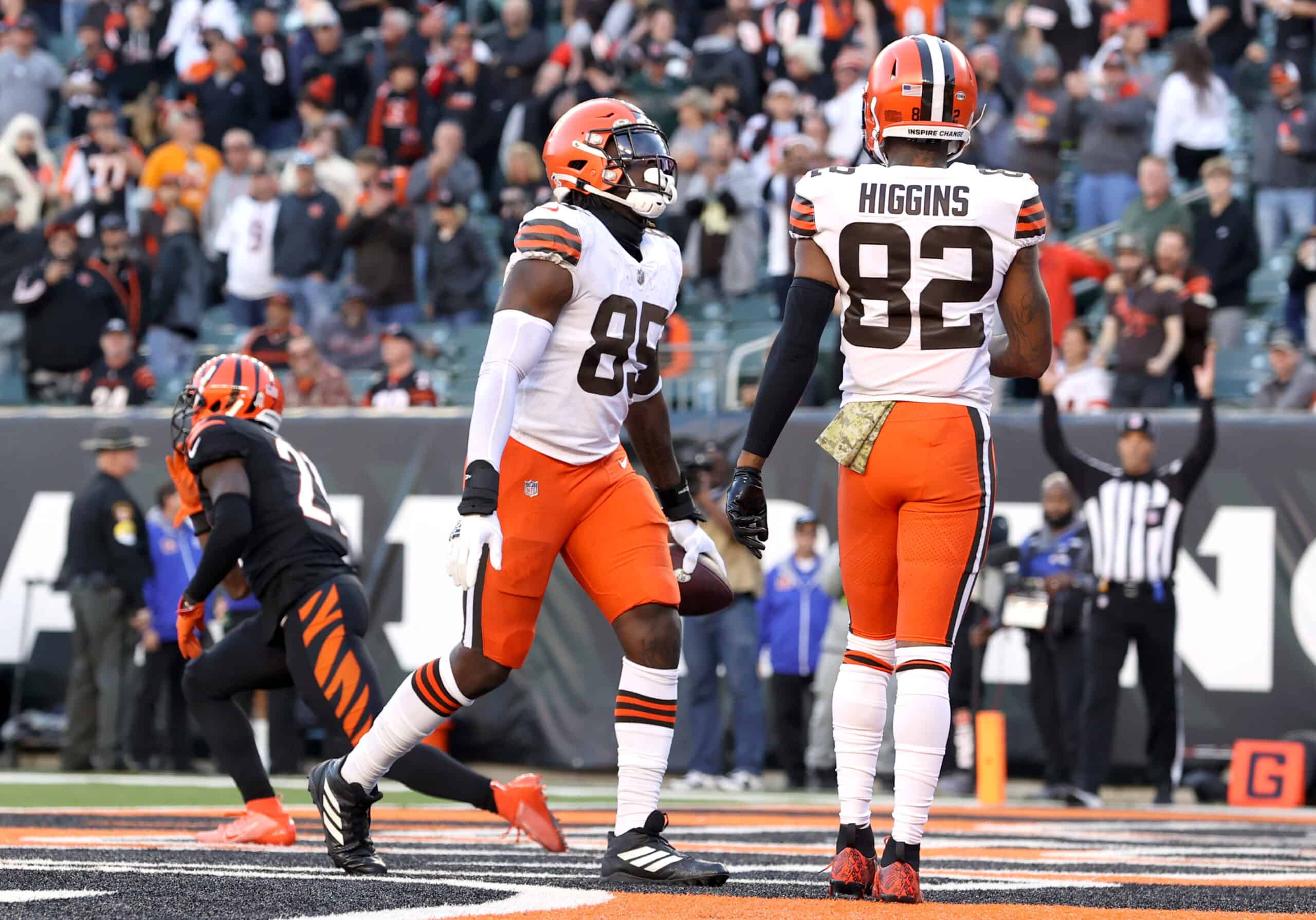 David Njoku #85 of the Cleveland Browns celebrates with Rashard Higgins #82 after scoring a touchdown during the fourth quarter against the Cincinnati Bengals at Paul Brown Stadium on November 07, 2021 in Cincinnati, Ohio. 