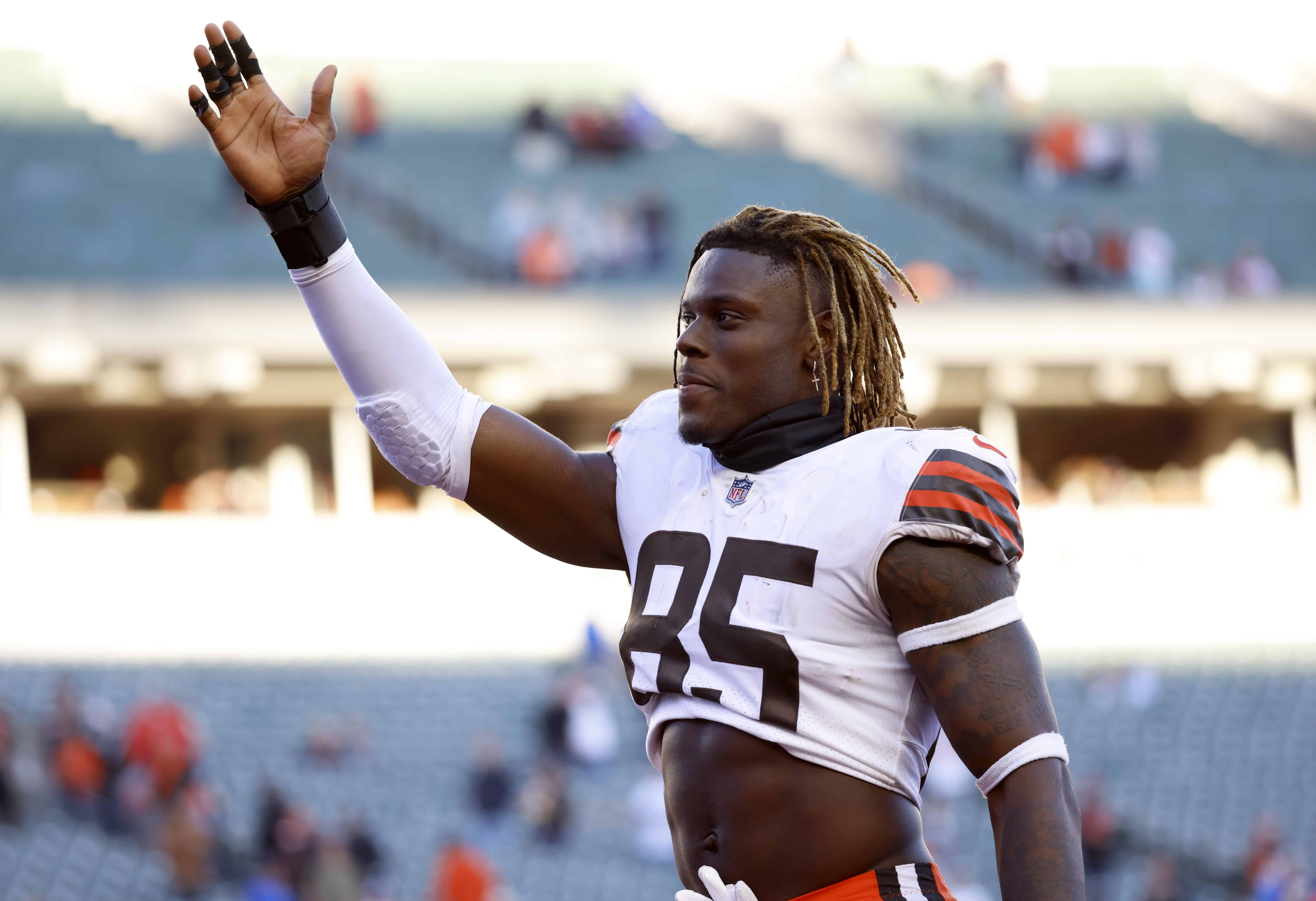 David Njoku #85 of the Cleveland Browns waves to fans after defeating the Cincinnati Bengals 41-16 at Paul Brown Stadium on November 07, 2021 in Cincinnati, Ohio.