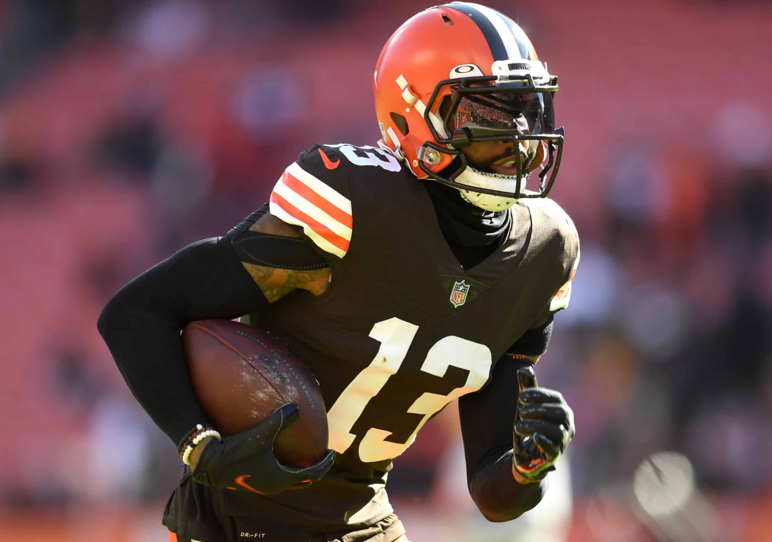  Odell Beckham Jr. #13 of the Cleveland Browns warms up before a game against the Pittsburgh Steelers at FirstEnergy Stadium on October 31, 2021 in Cleveland, Ohio. 