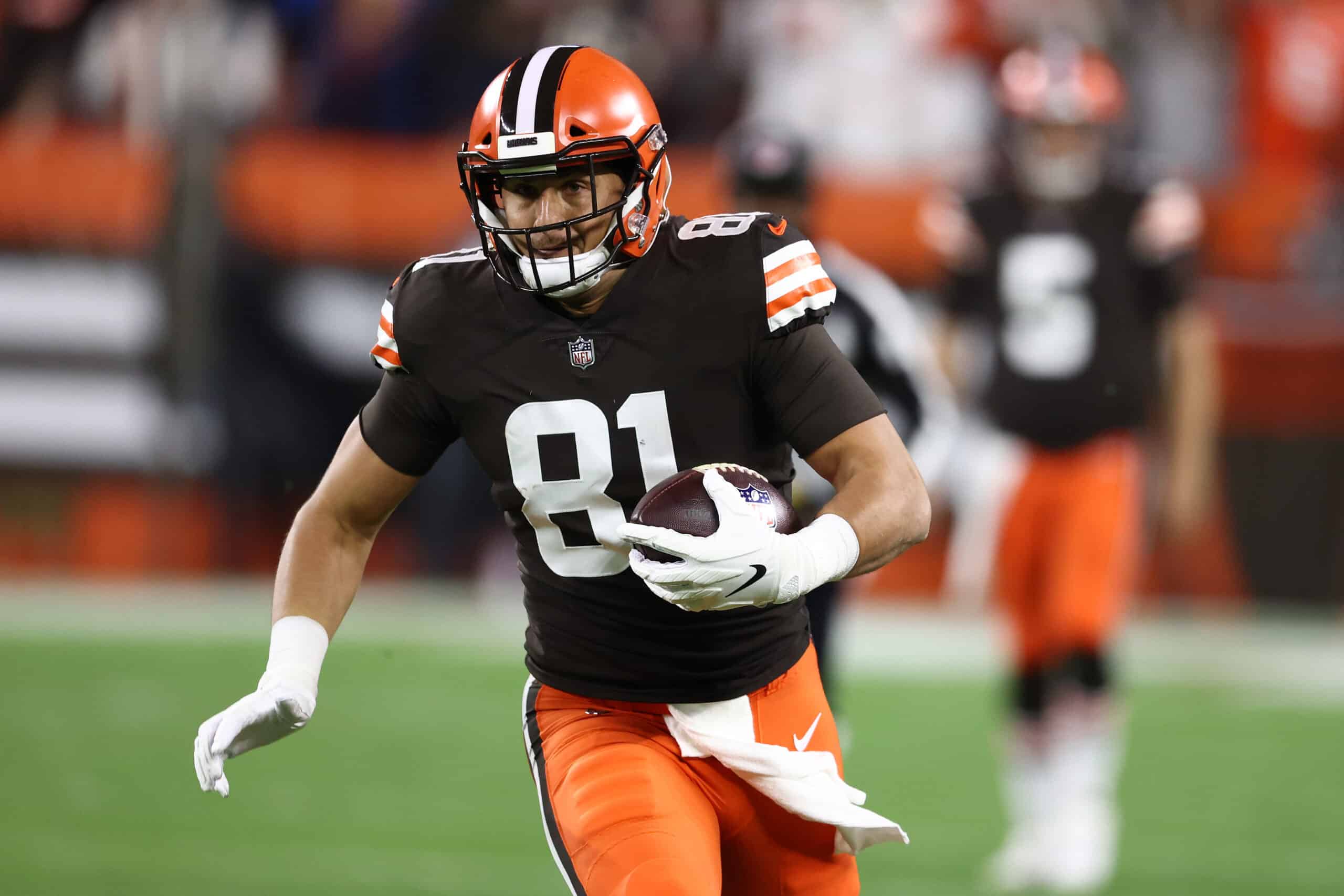 Austin Hooper #81 of the Cleveland Browns plays against the Denver Broncos at FirstEnergy Stadium on October 21, 2021 in Cleveland, Ohio. 