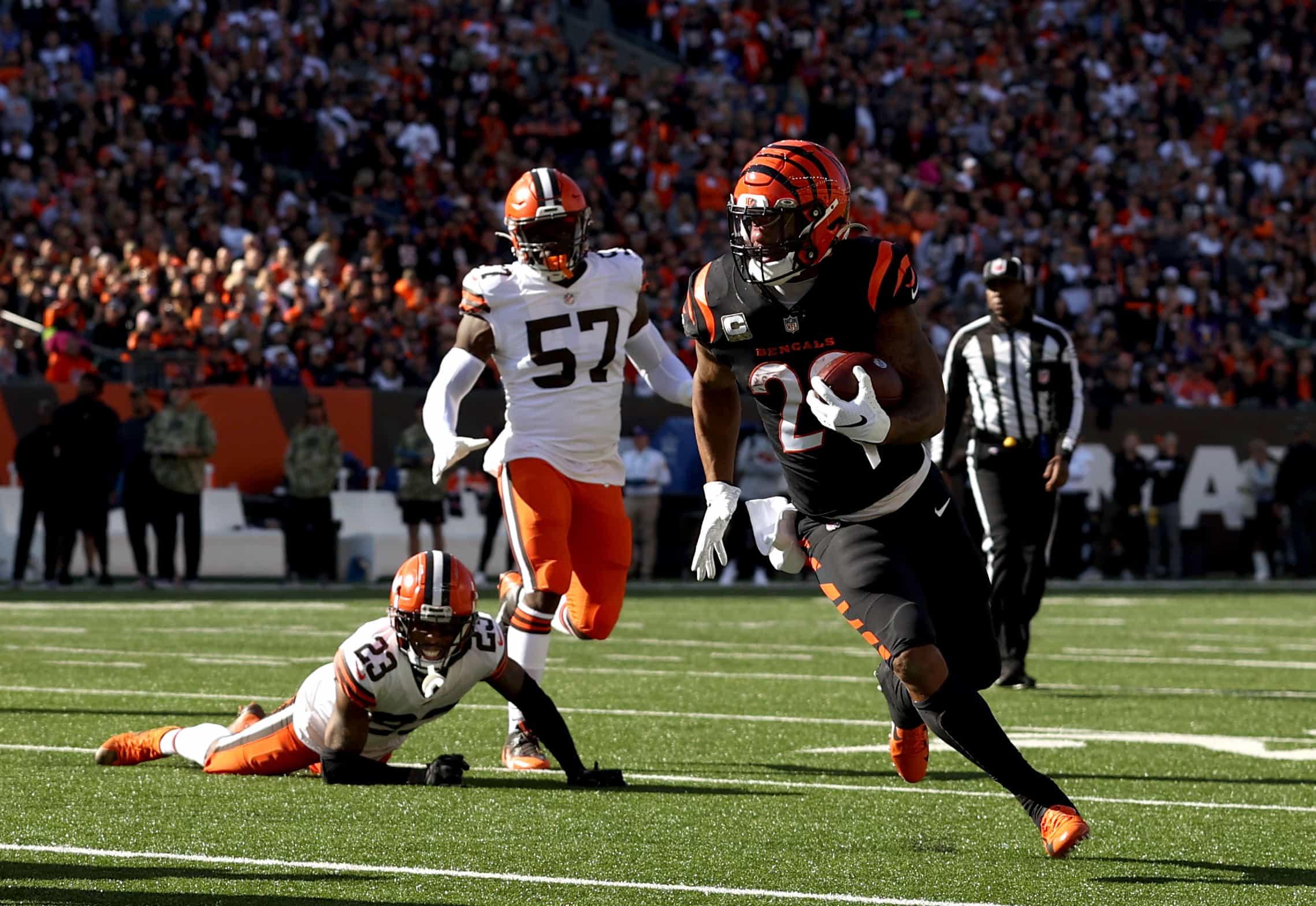 Joe Mixon #28 of the Cincinnati Bengals runs the ball for a touchdown during the first quarter against the Cleveland Browns at Paul Brown Stadium on November 07, 2021 in Cincinnati, Ohio. 