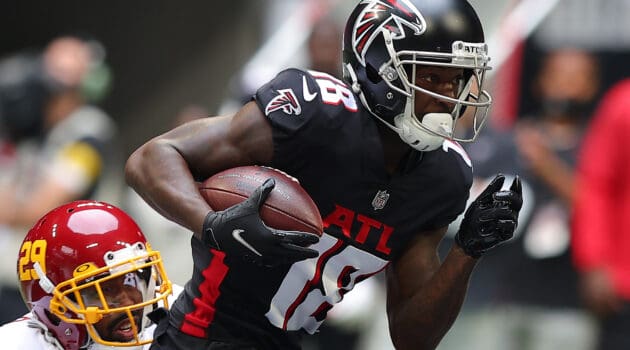Calvin Ridley #18 of the Atlanta Falcons runs with the ball after the catch against Kendall Fuller #29 of the Washington Football Team in the first quarter at Mercedes-Benz Stadium on October 03, 2021 in Atlanta, Georgia.