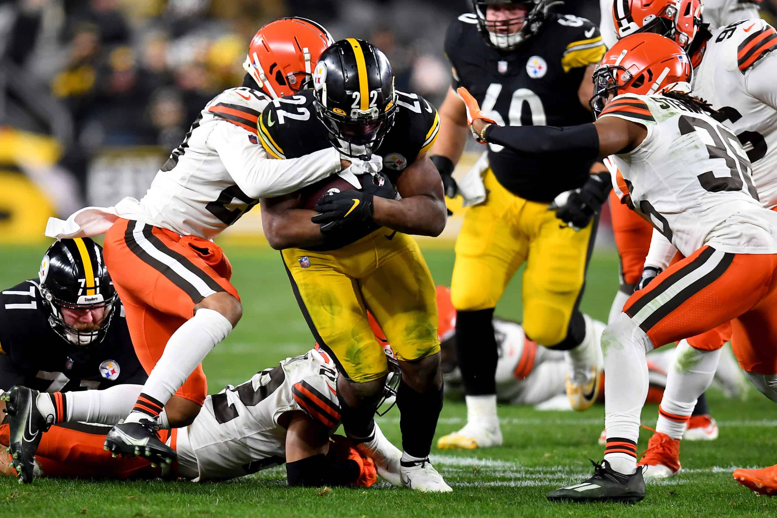 Najee Harris #22 of the Pittsburgh Steelers rushes with the ball in the fourth quarter against the Cleveland Browns at Heinz Field on January 03, 2022 in Pittsburgh, Pennsylvania.