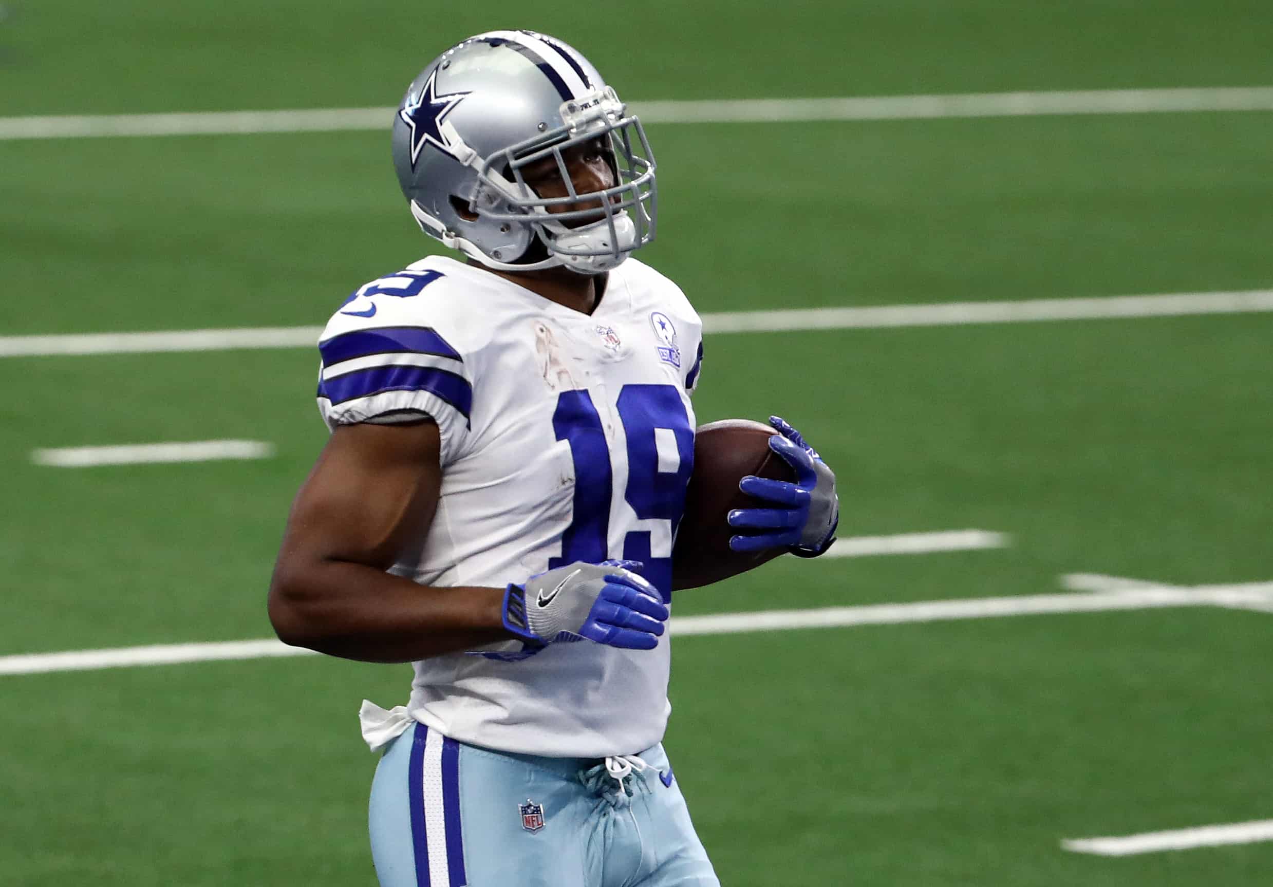 Amari Cooper #19 of the Dallas Cowboys runs for a touchdown against the Cleveland Browns in the first quarter at AT&T Stadium on October 04, 2020 in Arlington, Texas.