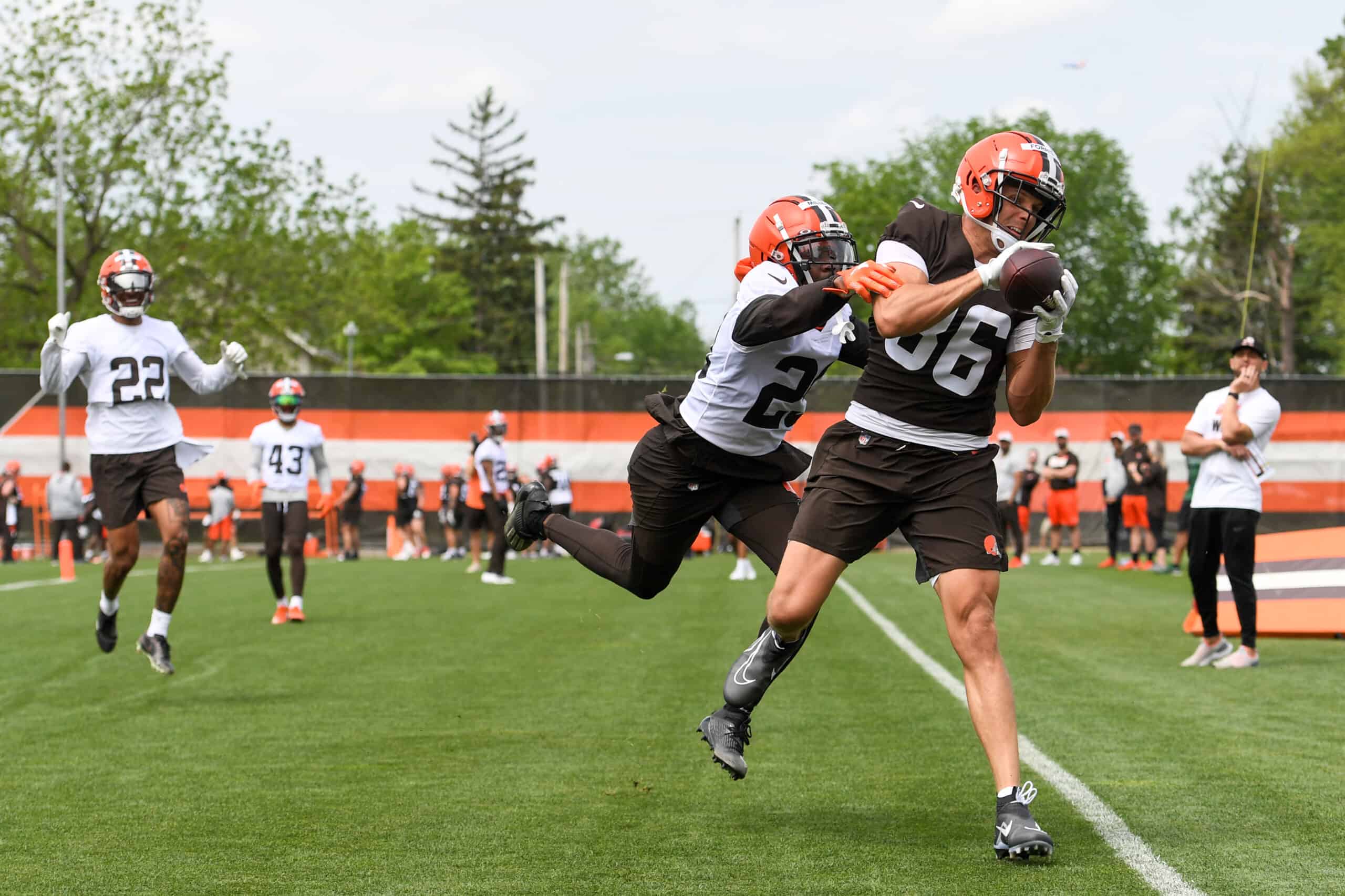 Miller Forristall #86 of the Cleveland Browns catches a pass against Herb Miller #29 during the Cleveland Browns OTAs at CrossCountry Mortgage Campus on May 25, 2022 in Berea, Ohio.