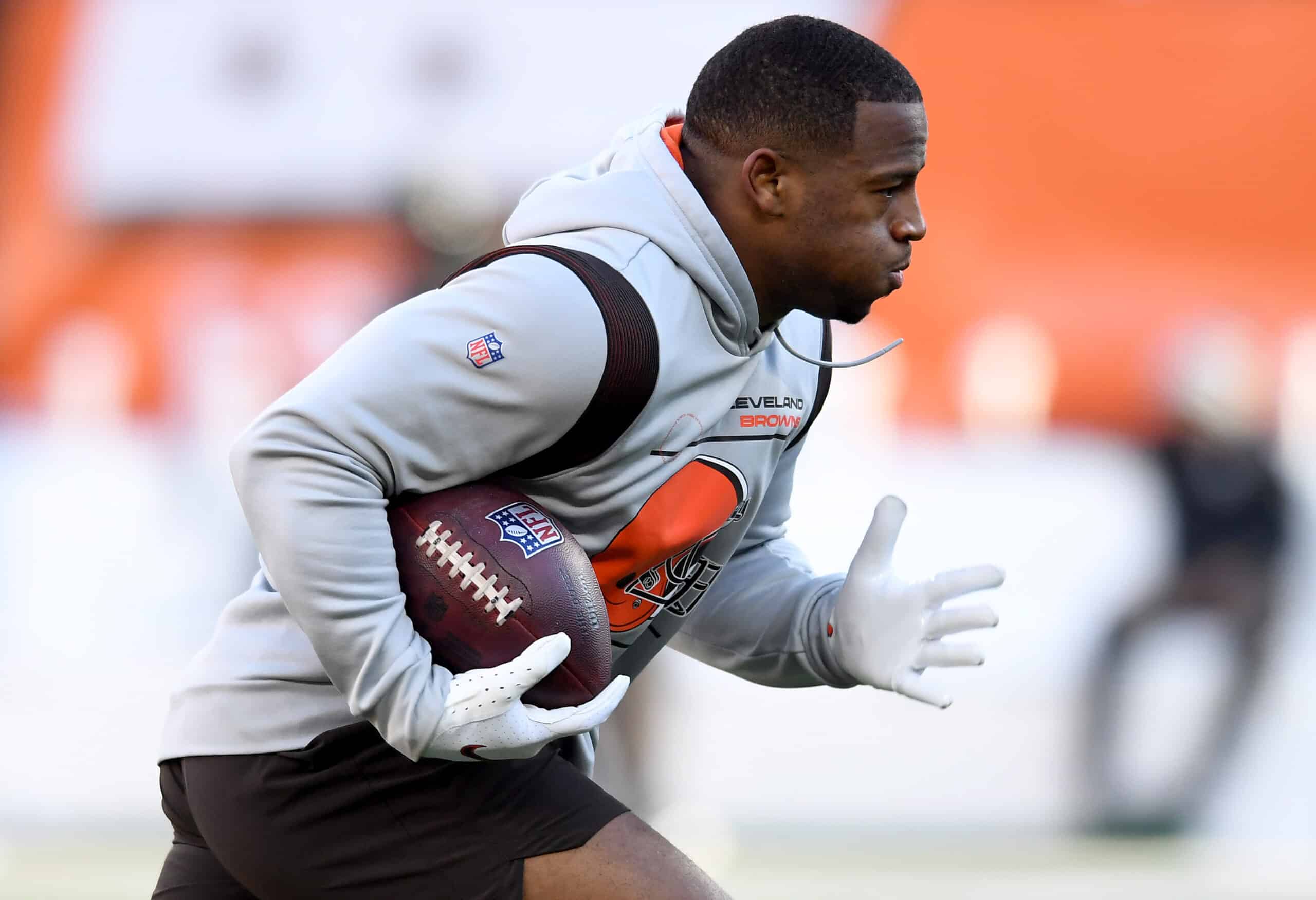 Nick Chubb #24 of the Cleveland Browns warms up prior to a game against the Las Vegas Raiders at FirstEnergy Stadium on December 20, 2021 in Cleveland, Ohio.