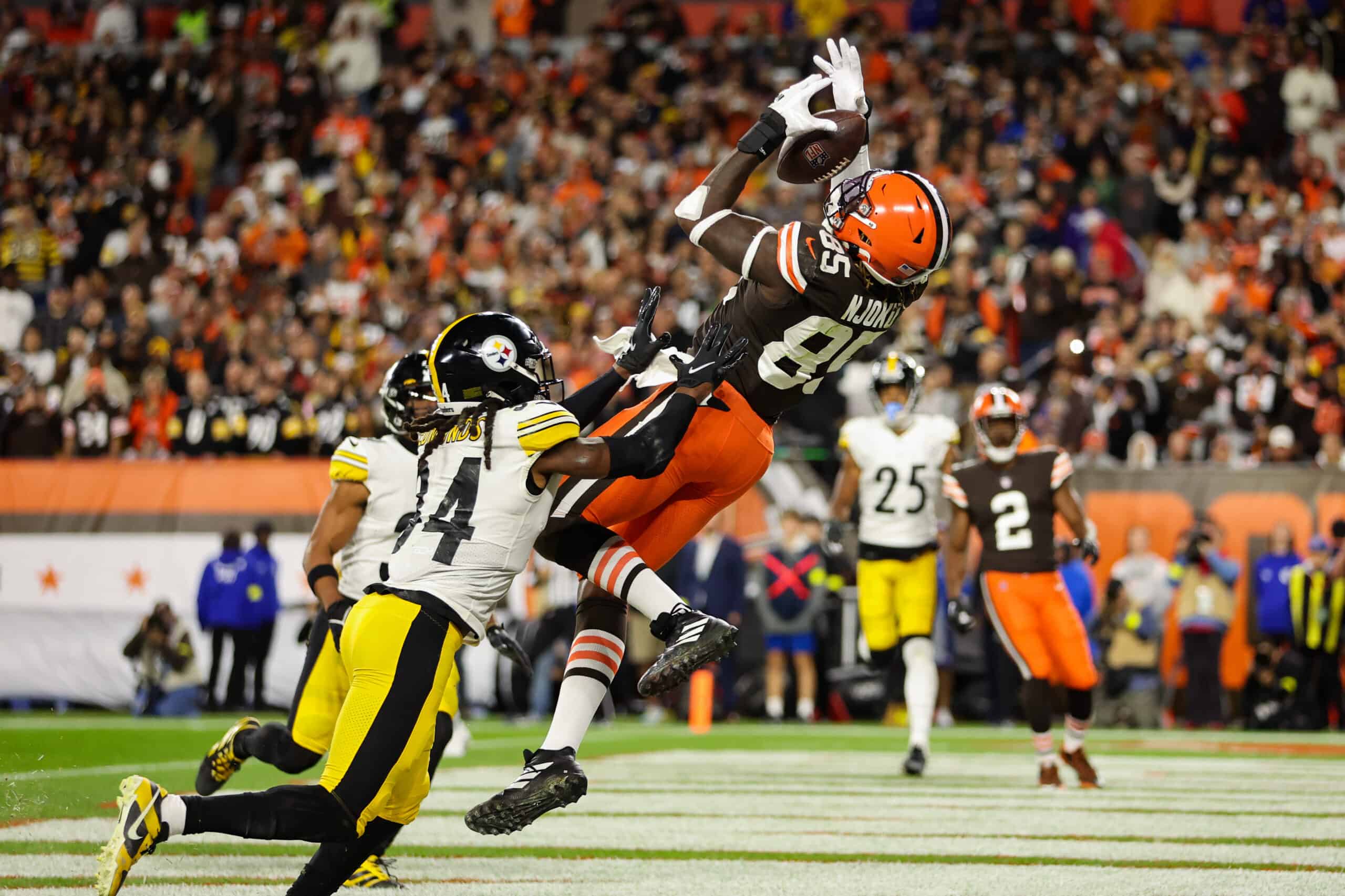 David Njoku #85 of the Cleveland Browns makes a reception for a touchdown during the second quarter ahead of Terrell Edmunds #34 of the Pittsburgh Steelers at FirstEnergy Stadium on September 22, 2022 in Cleveland, Ohio. 