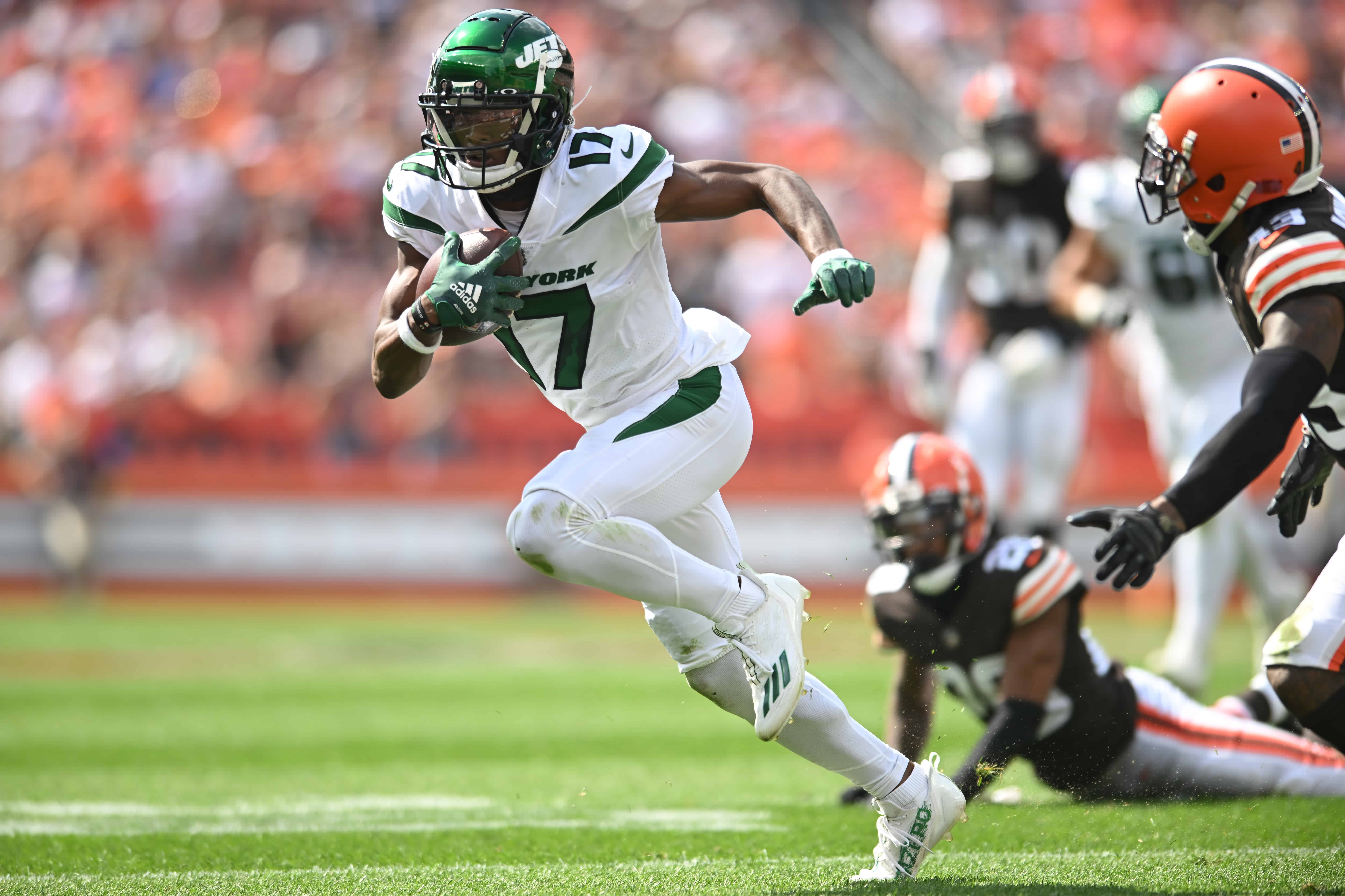 Garrett Wilson #17 of the New York Jets runs with the ball against the Cleveland Browns during the second quarter at FirstEnergy Stadium on September 18, 2022 in Cleveland, Ohio.