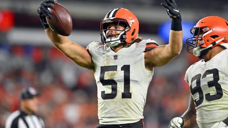 Cleveland Browns linebacker Jordan Kunaszyk