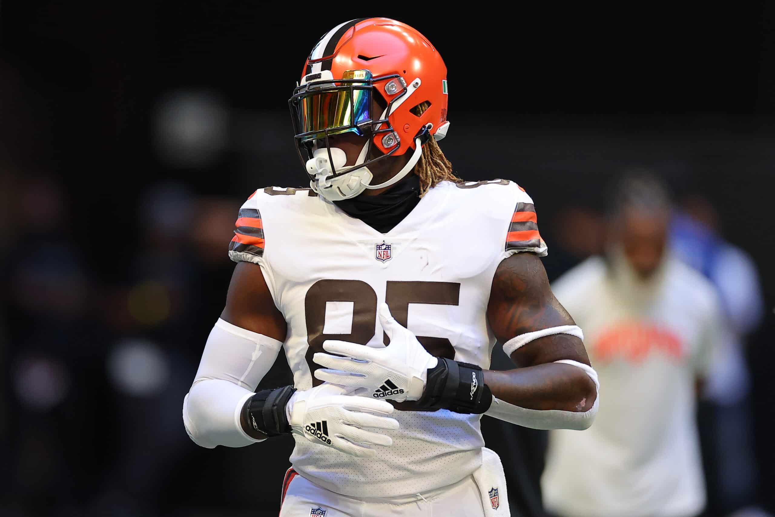 David Njoku #85 of the Cleveland Browns warms up before the game against the Atlanta Falcons at Mercedes-Benz Stadium on October 02, 2022 in Atlanta, Georgia.