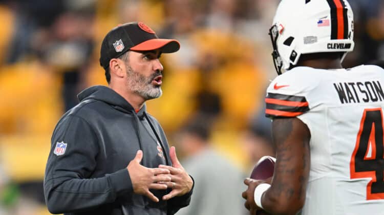 Head coach Kevin Stefanski of the Cleveland Browns speaks with Deshaun Watson #4 during warmups prior to the game against the Pittsburgh Steelers at Acrisure Stadium on September 18, 2023 in Pittsburgh, Pennsylvania.