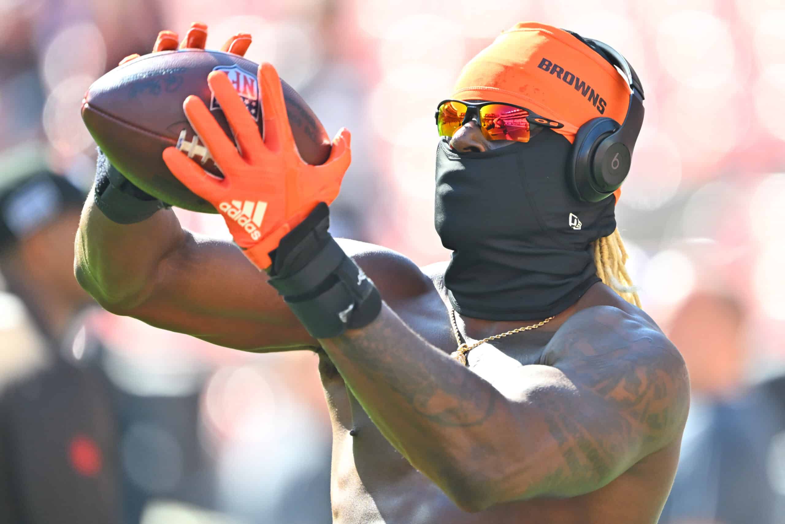 David Njoku #85 of the Cleveland Browns warms up prior to a game against the Baltimore Ravens at Cleveland Browns Stadium on October 01, 2023 in Cleveland, Ohio.