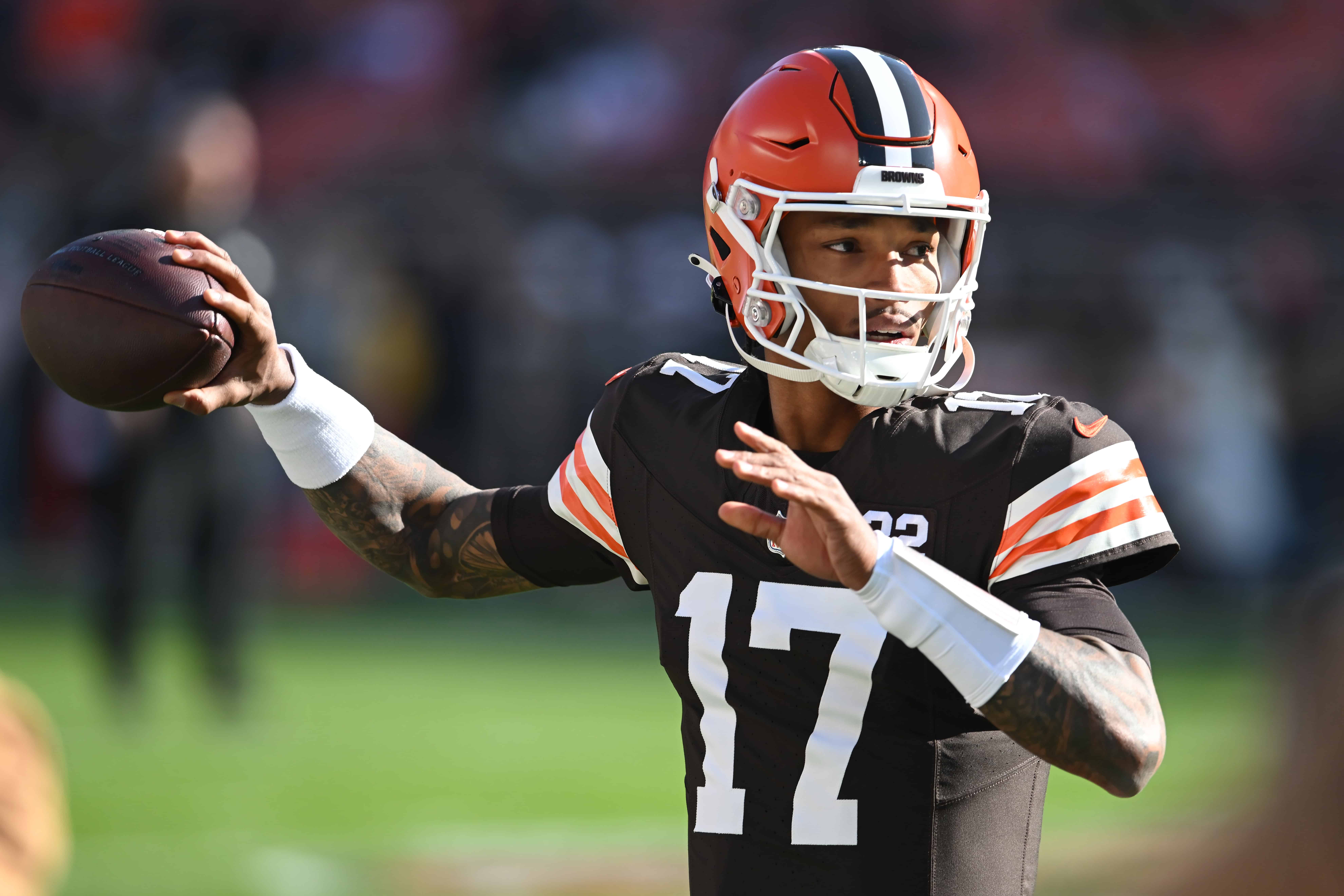 Dorian Thompson-Robinson #17 of the Cleveland Browns warms up before the game against the Pittsburgh Steelers at Cleveland Browns Stadium on November 19, 2023 in Cleveland, Ohio. 