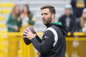 Joe Flacco #19 of the New York Jets warms up at Lambeau Field on October 16, 2022 in Green Bay, Wisconsin.