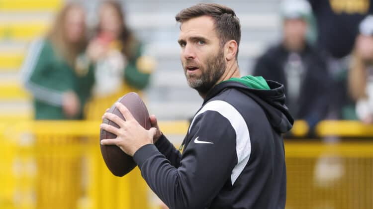Joe Flacco #19 of the New York Jets warms up at Lambeau Field on October 16, 2022 in Green Bay, Wisconsin.
