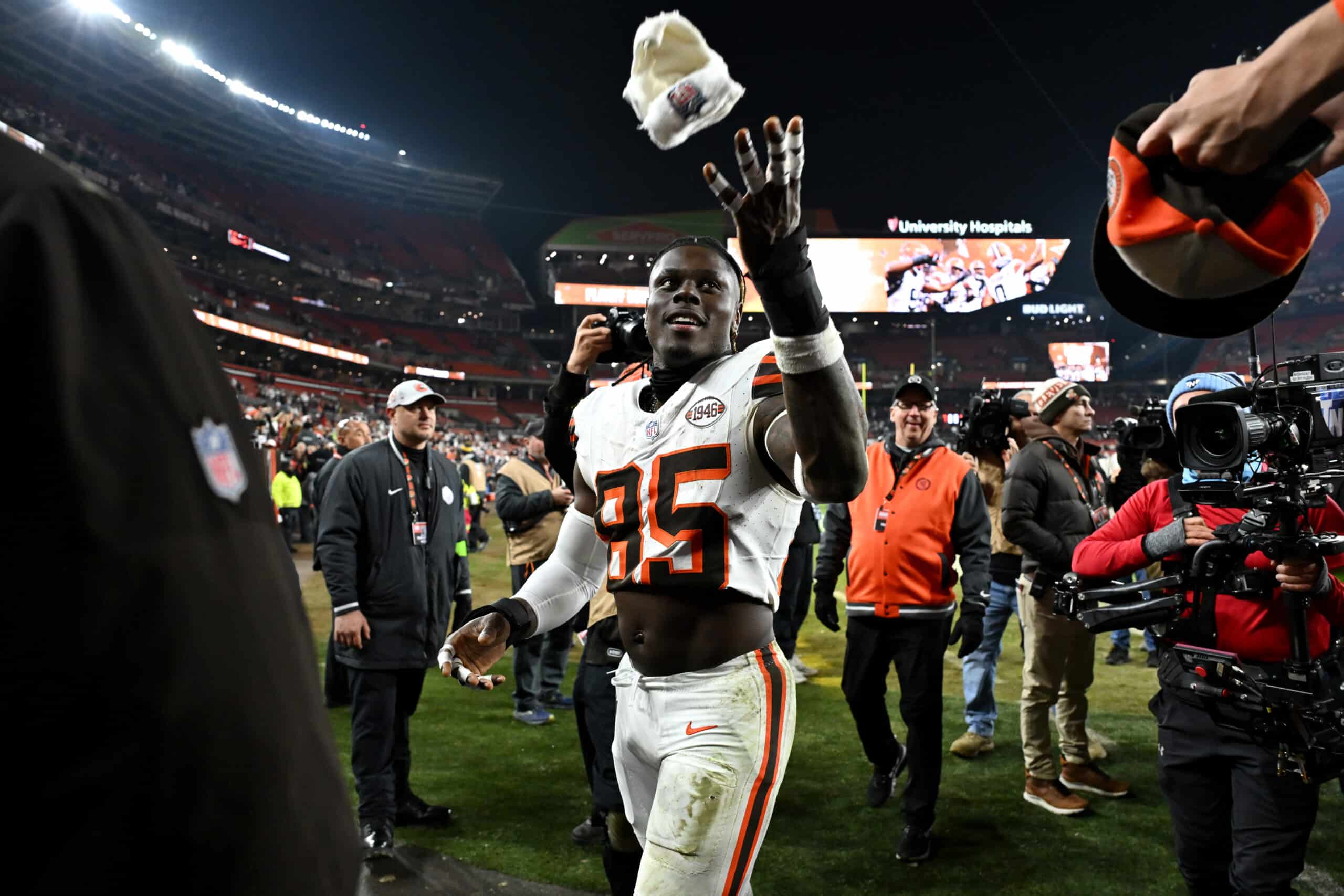 CLEVELAND, OHIO - DECEMBER 28: David Njoku #85 of the Cleveland Browns celebrates after their win against the New York Jets at Cleveland Browns Stadium on December 28, 2023 in Cleveland, Ohio.