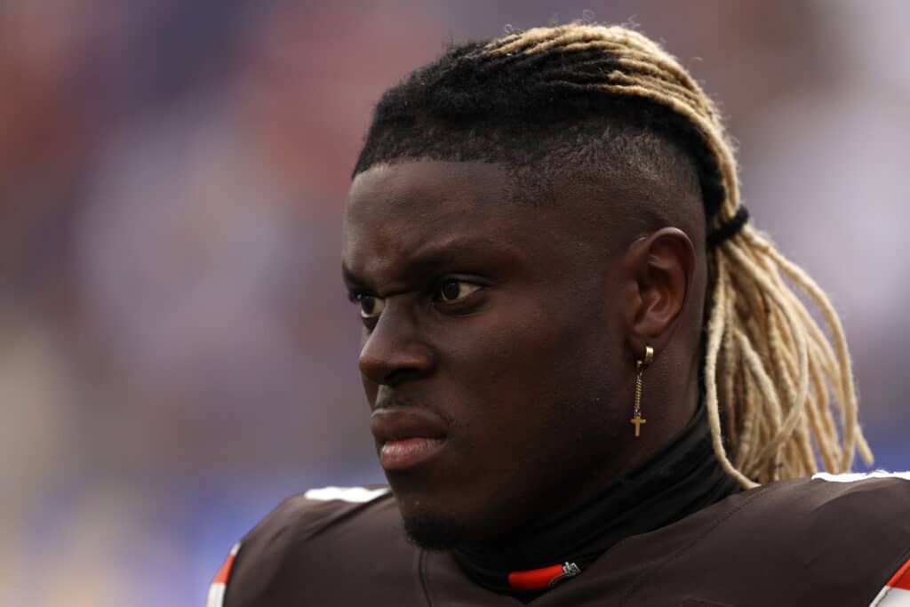 INGLEWOOD, CALIFORNIA - DECEMBER 03: David Njoku #85 of the Cleveland Browns during warm up before the game against the Los Angeles Rams at SoFi Stadium on December 03, 2023 in Inglewood, California.