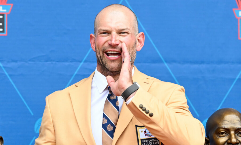 Joe Thomas Reacts to Viral Photo of Tommy DeVito’s Agent