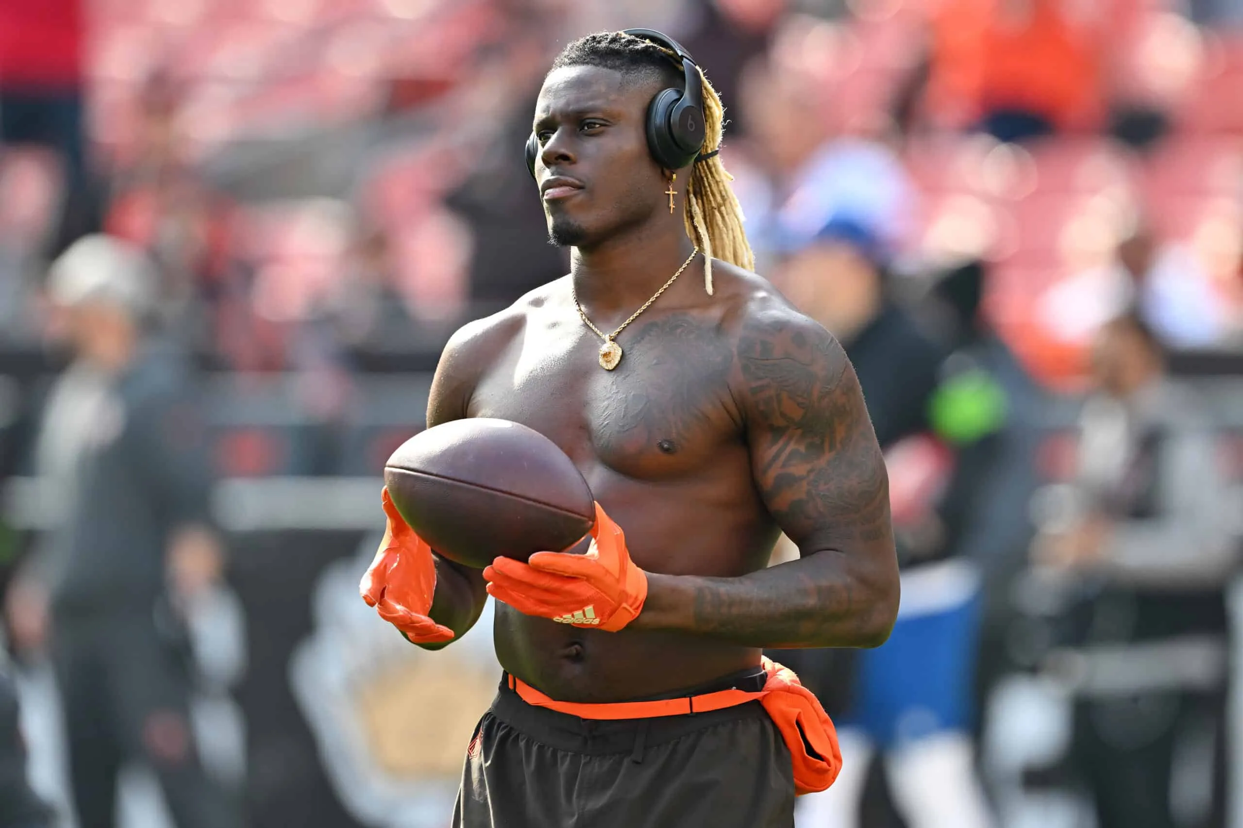David Njoku Shows Off Wild Strength In Weight Room