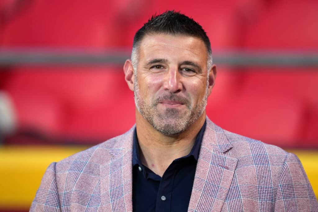 Video Shows Mike Vrabel Working With Browns’ Offensive Line On Thursday