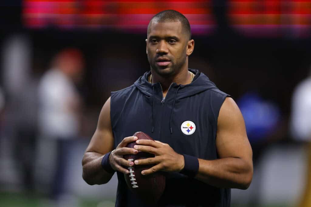 Former GM Reveals How Browns Should Pitch Russell Wilson
