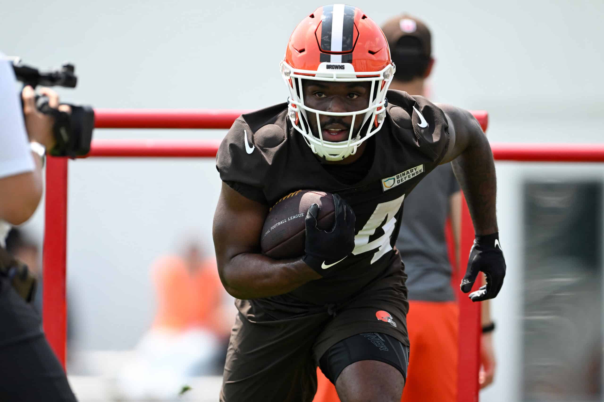 BEREA, OHIO - JUNE 04: Jerome Ford #34 of the Cleveland Browns runs a drill during Cleveland Browns OTA offseason workouts at CrossCountry Mortgage Campus on June 04, 2025 in Berea, Ohio