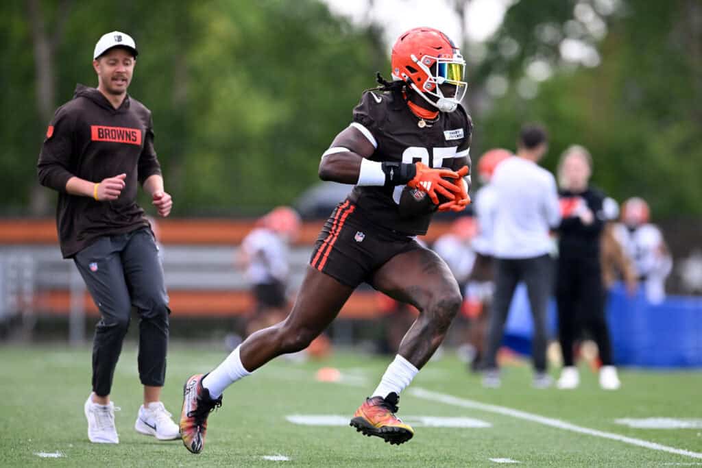 BEREA, OHIO - JUNE 10: David Njoku #85 of the Cleveland Browns catches a pass during Cleveland Browns mandatory minicamp at CrossCountry Mortgage Campus on June 10, 2025 in Berea, Ohio.