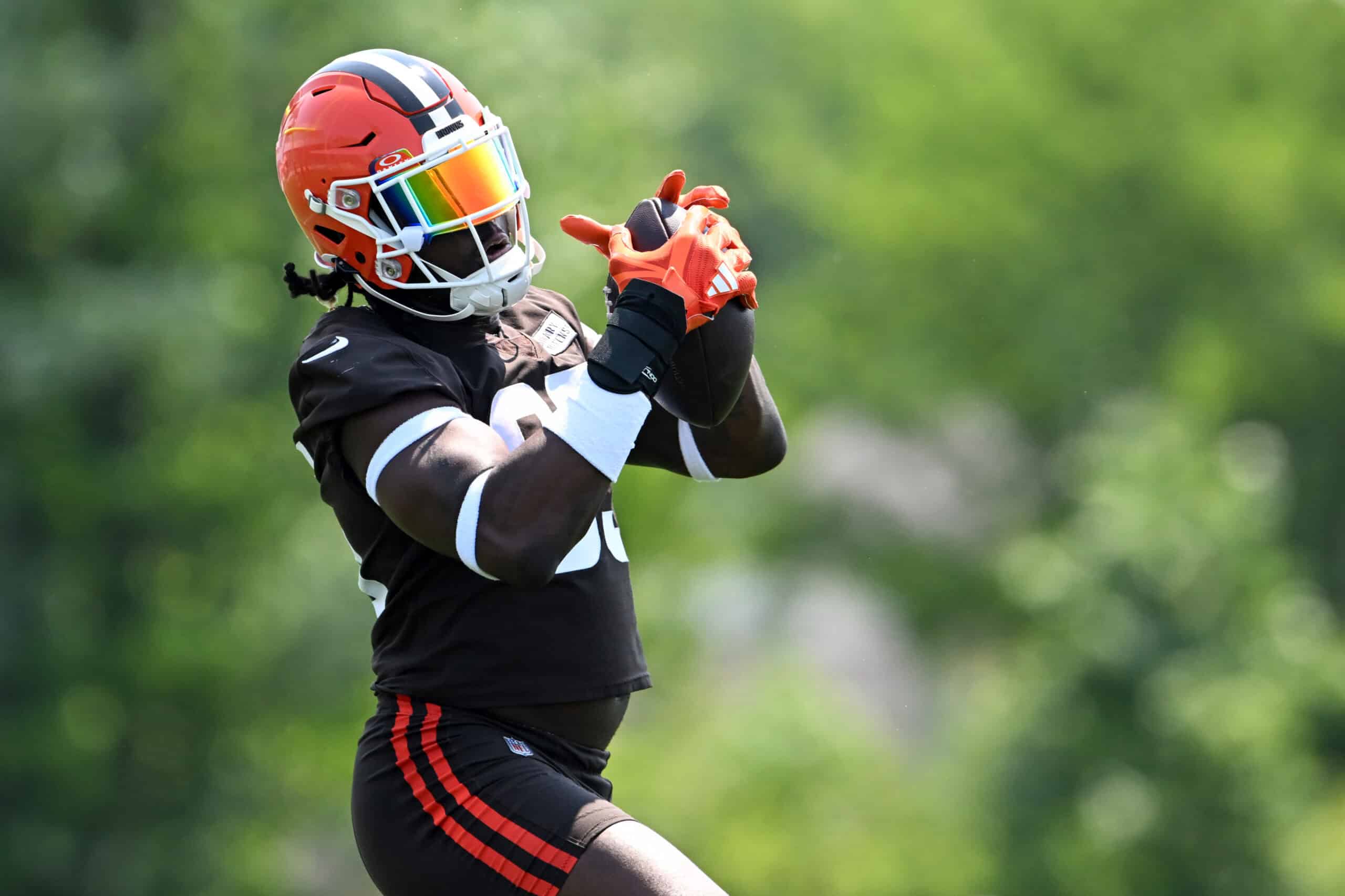 BEREA, OHIO - JUNE 11: David Njoku #85 of the Cleveland Browns catches a pass during Cleveland Browns mandatory minicamp at CrossCountry Mortgage Campus on June 11, 2025 in Berea, Ohio.
