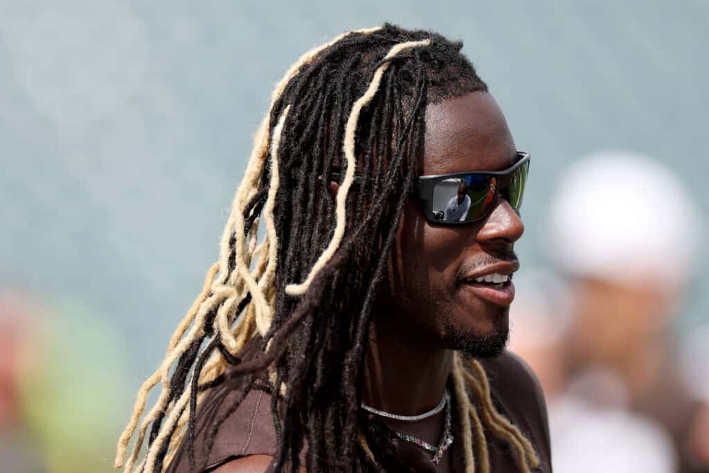 PHILADELPHIA, PENNSYLVANIA - AUGUST 16: David Njoku #85 of the Cleveland Browns stands near the bench before the NFL Preseason 2025 game between Cleveland Browns and Philadelphia Eagles at Lincoln Financial Field on August 16, 2025 in Philadelphia, Pennsylvania.