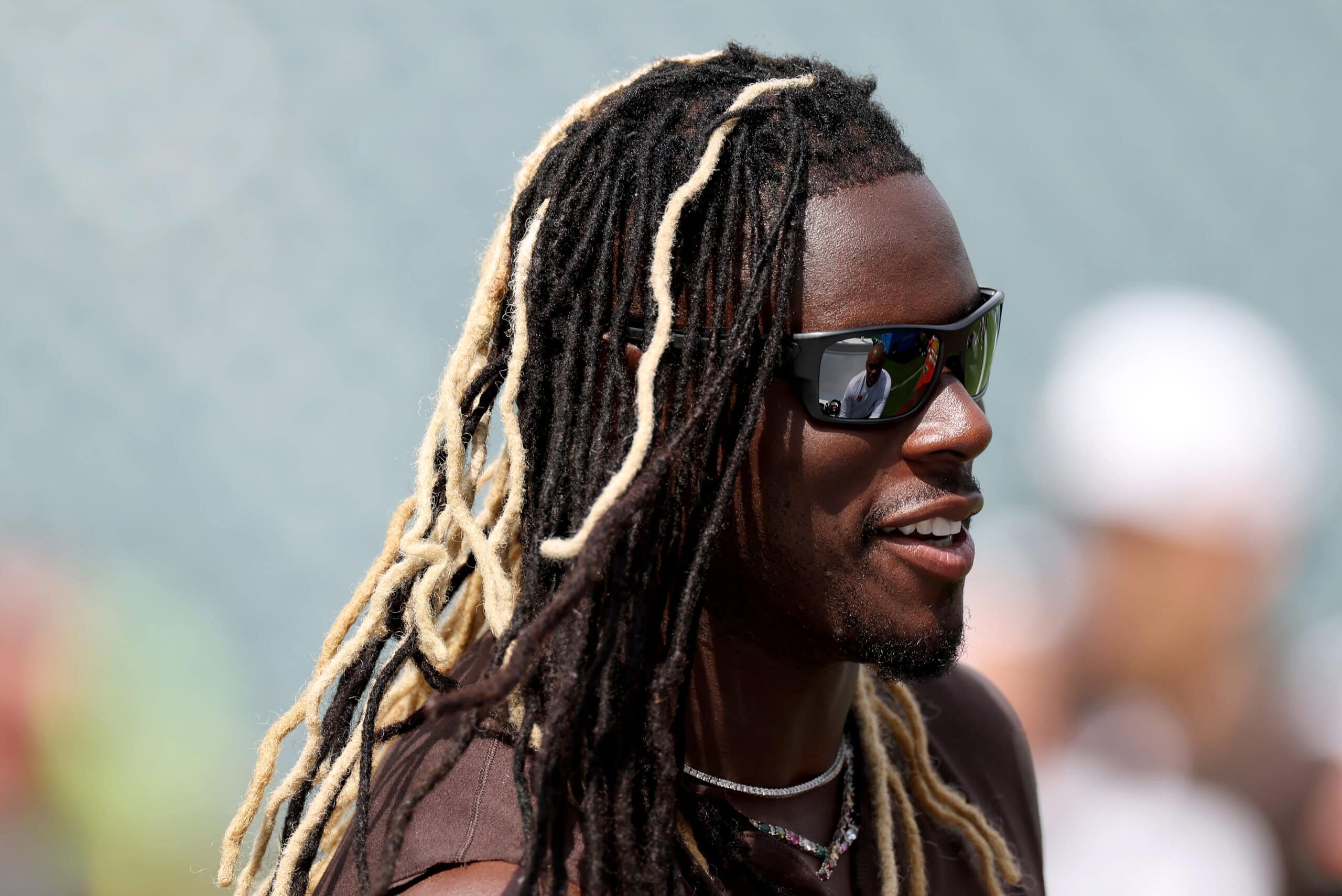 PHILADELPHIA, PENNSYLVANIA - AUGUST 16: David Njoku #85 of the Cleveland Browns stands near the bench before the NFL Preseason 2025 game between Cleveland Browns and Philadelphia Eagles at Lincoln Financial Field on August 16, 2025 in Philadelphia, Pennsylvania.