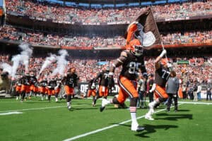 CLEVELAND, OHIO - SEPTEMBER 07: David Njoku #85 of the Cleveland Browns runs onto the field prior to the game against the Cincinnati Bengals during the game at Huntington Bank Field on September 07, 2025 in Cleveland, Ohio.