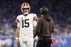 DETROIT, MICHIGAN - SEPTEMBER 28: Head coach Kevin Stefanski of the Cleveland Browns speaks with Joe Flacco #15 of the Cleveland Browns during the third quarter against the Detroit Lions at Ford Field on September 28, 2025 in Detroit, Michigan.