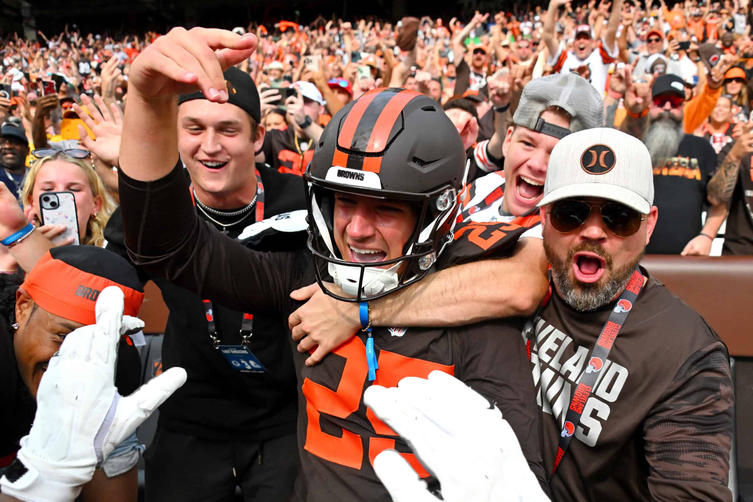 CLEVELAND, OHIO - SEPTEMBER 21: Andre Szmyt #25 of the Cleveland Browns celebrates with teammates after kicking the game winning field goal against the Green Bay Packers during the fourth quarter at Huntington Bank Field on September 21, 2025 in Cleveland, Ohio.