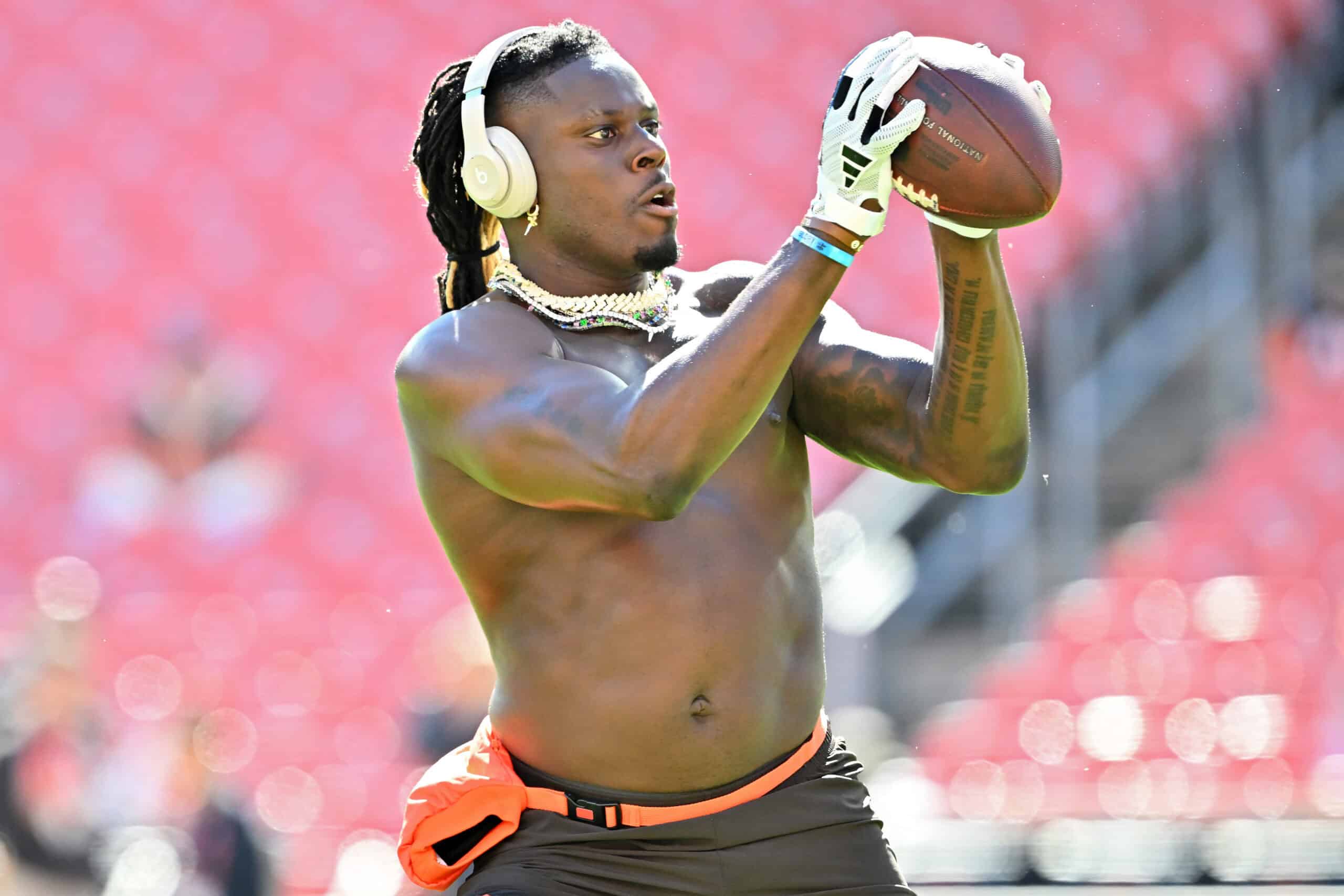 CLEVELAND, OHIO - SEPTEMBER 07: David Njoku #85 of the Cleveland Browns warms up prior to the game against the Cincinnati Bengals during the game at Huntington Bank Field on September 07, 2025 in Cleveland, Ohio.